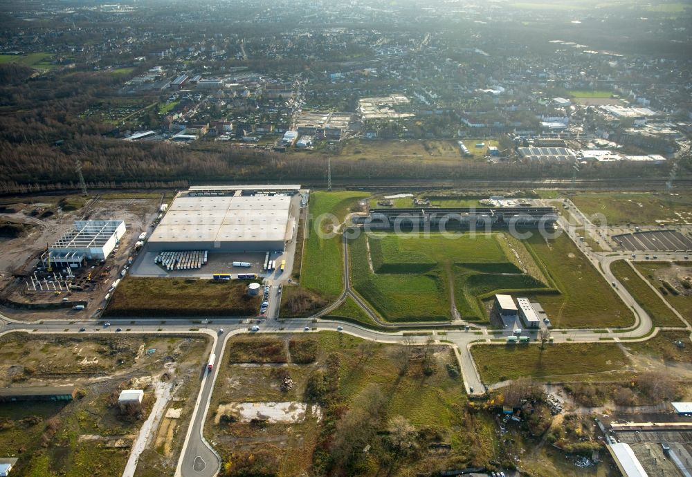 Aerial photograph Gelsenkirchen - Compound and facilities of the former smelting works Schalker Verein in autumnal Gelsenkirchen in the state of North Rhine-Westphalia. The area consists of green spaces and historic industrial buildings