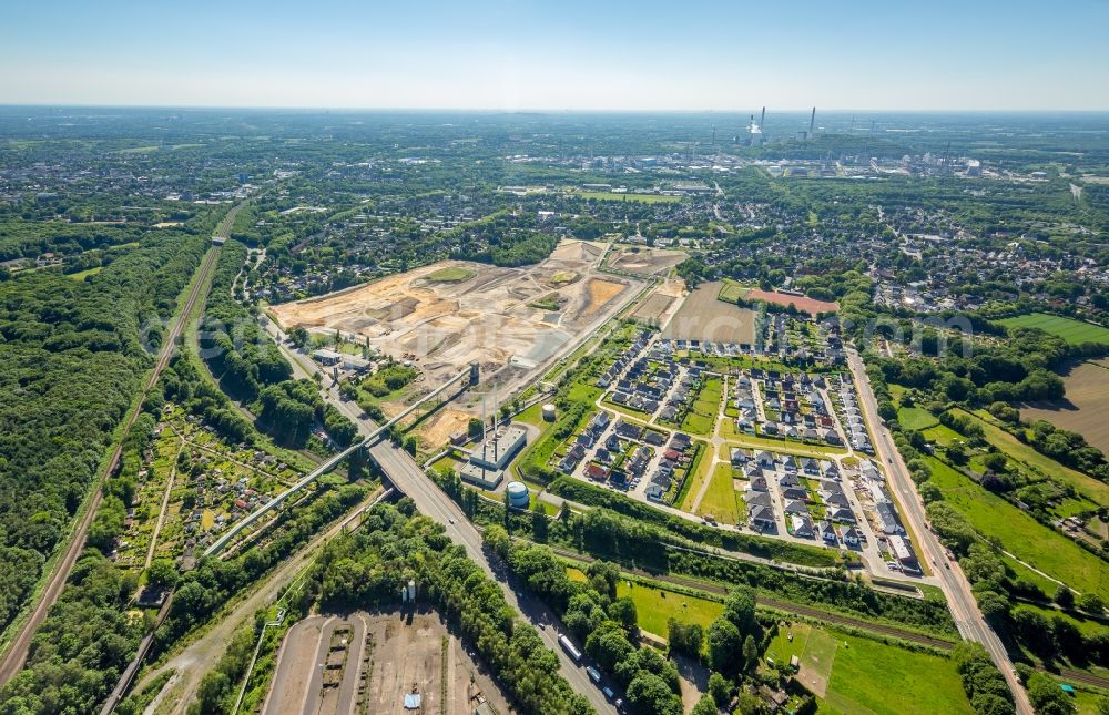 Gelsenkirchen from the bird's eye view: Reclamation site of the former coking plant Hassel in Gelsenkirchen in North Rhine-Westphalia. Here the Stadtteilpark Hassel created after plans of the city of Gelsenkirchen, Ruhr Oel GmbH and RAG Montan Immobilien GmbH