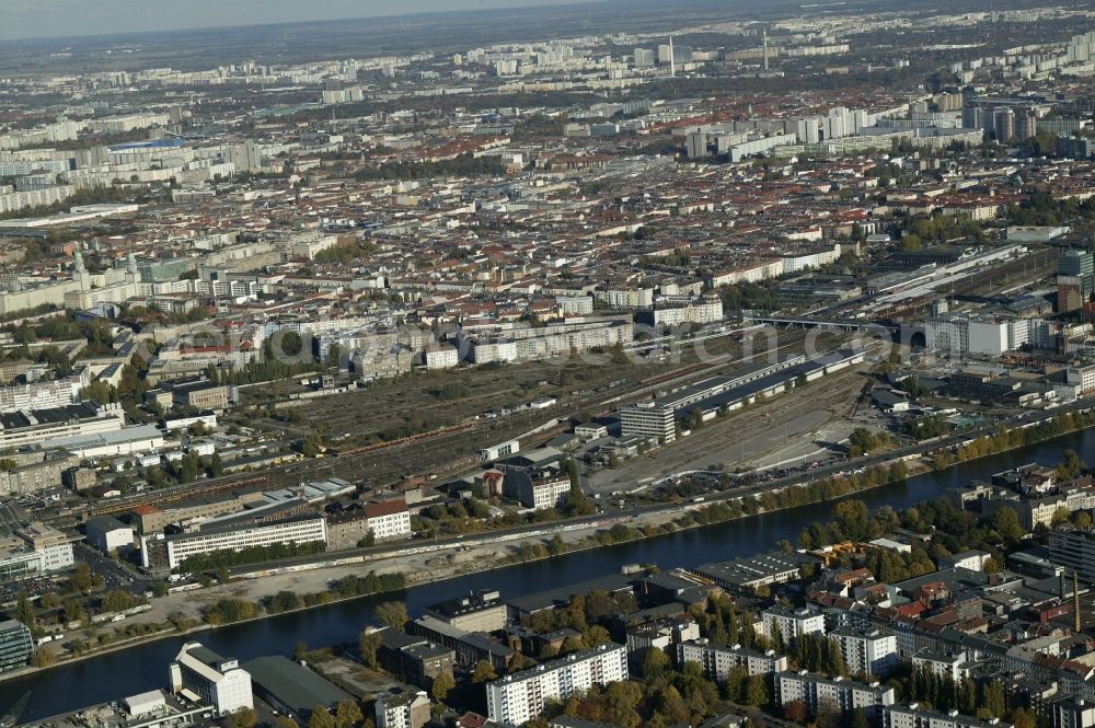 Aerial photograph Berlin - Between the Mill Street and the Helsingforser road east of the station Ostbahnhof in Berlin in the state of Berlin, the site of the former Freight Station extends. Cleared by this area which at the time of admission as a building site was heard also the former Postbahnhof, which is now used as event and concert house. North of the site is the building of the famous techno club Berghain. The adjacent neighborhoods in the Friedrichshain district develop into an attractive residential and commercial real estate