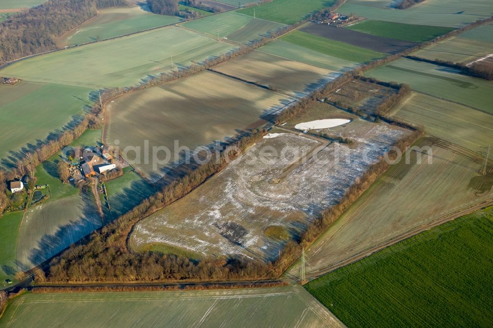 Aerial photograph Hamm - Tree-lined area of the former coal mine Westfalen pit 7 with field like structures in Ennigerberg midst agriculturally used areas in Hamm in the state North Rhine-Westphalia