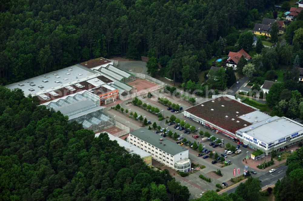 Aerial image Hohen Neuendorf - Site of the shopping center at the former OBI - Hardware at Schoenfliesser street in Hohen Neuendorf in Brandenburg. GVG Project Development Company plans to revitalize the brain area by demolition of disused construction market and the new Spacious a modern local supply and service center