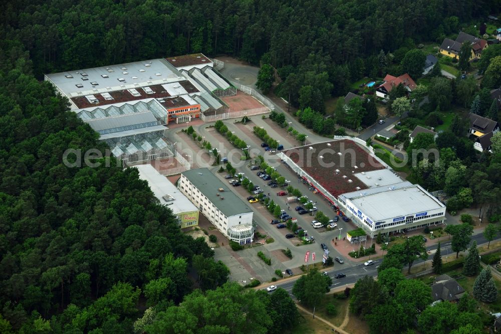 Aerial photograph Hohen Neuendorf - Site of the shopping center at the former OBI - Hardware at Schoenfliesser street in Hohen Neuendorf in Brandenburg. GVG Project Development Company plans to revitalize the brain area by demolition of disused construction market and the new Spacious a modern local supply and service center