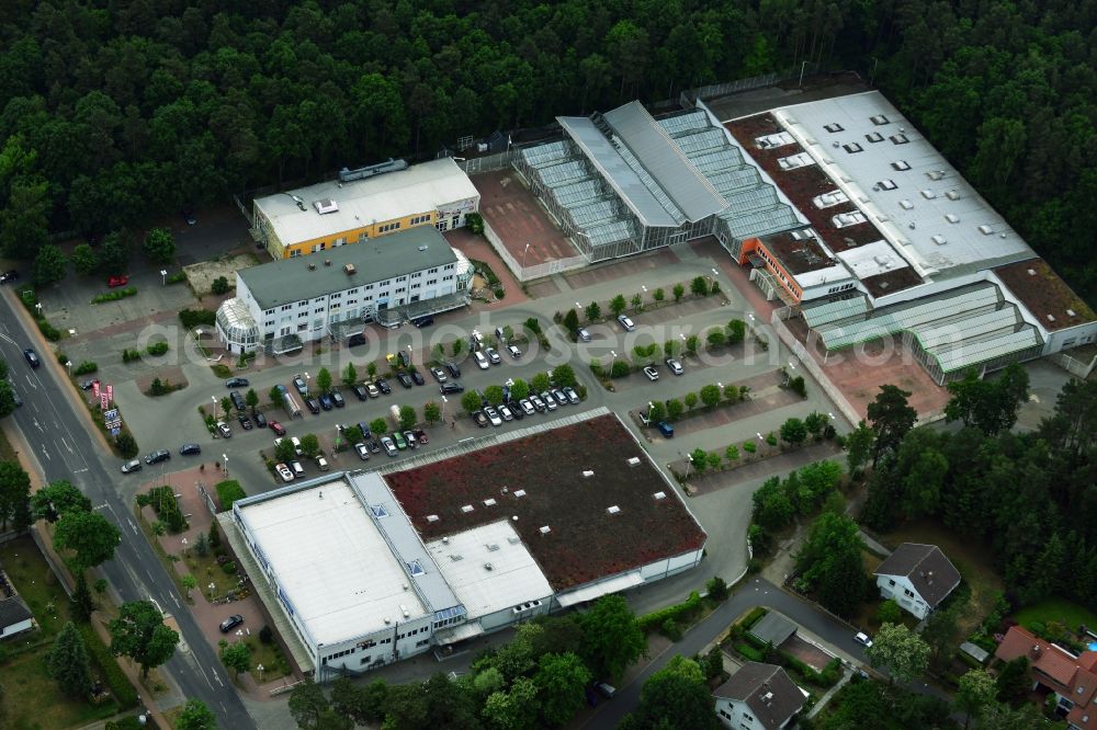 Hohen Neuendorf from above - Site of the shopping center at the former OBI - Hardware at Schoenfliesser street in Hohen Neuendorf in Brandenburg. GVG Project Development Company plans to revitalize the brain area by demolition of disused construction market and the new Spacious a modern local supply and service center