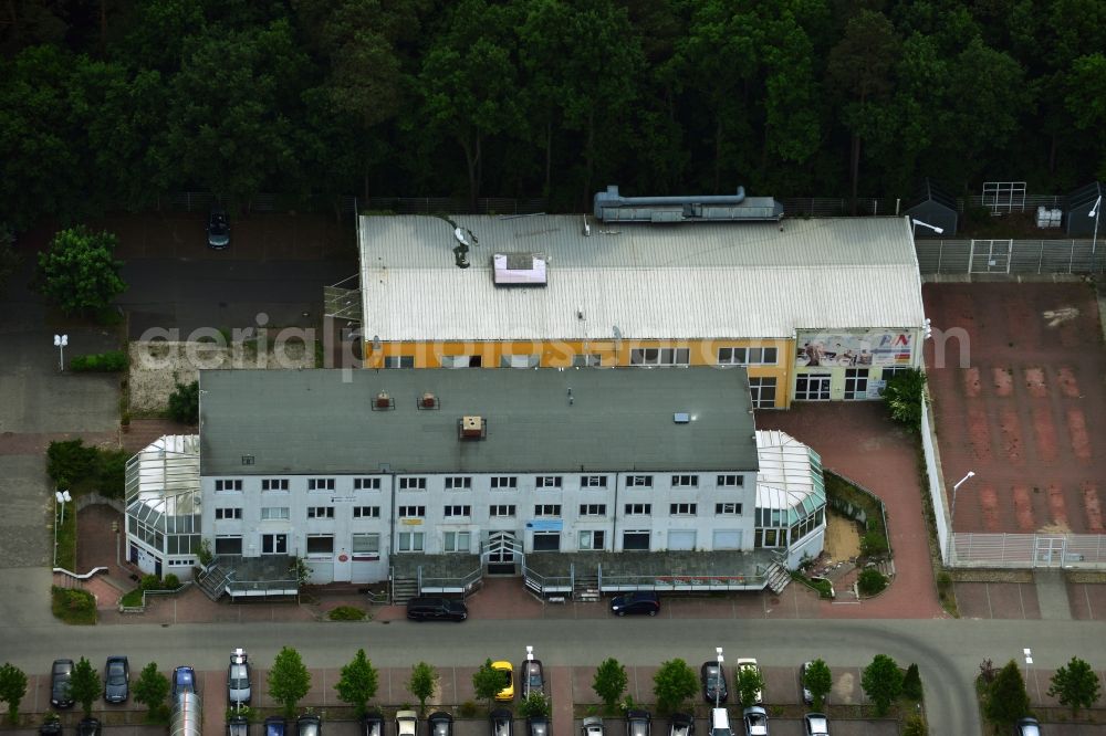 Hohen Neuendorf from the bird's eye view: Site of the shopping center at the former OBI - Hardware at Schoenfliesser street in Hohen Neuendorf in Brandenburg. GVG Project Development Company plans to revitalize the brain area by demolition of disused construction market and the new Spacious a modern local supply and service center