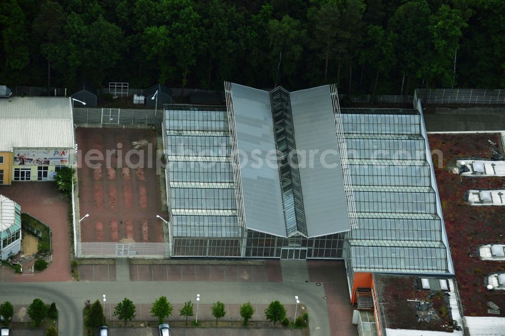 Aerial image Hohen Neuendorf - Site of the shopping center at the former OBI - Hardware at Schoenfliesser street in Hohen Neuendorf in Brandenburg. GVG Project Development Company plans to revitalize the brain area by demolition of disused construction market and the new Spacious a modern local supply and service center