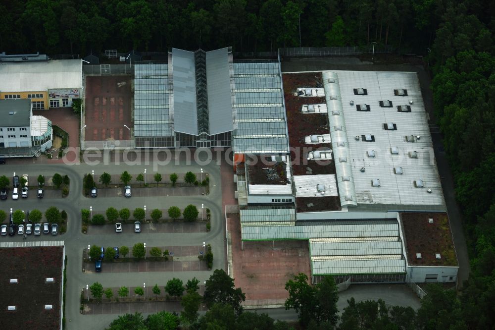 Aerial photograph Hohen Neuendorf - Site of the shopping center at the former OBI - Hardware at Schoenfliesser street in Hohen Neuendorf in Brandenburg. GVG Project Development Company plans to revitalize the brain area by demolition of disused construction market and the new Spacious a modern local supply and service center