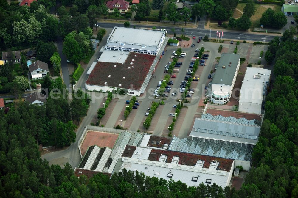 Hohen Neuendorf from above - Site of the shopping center at the former OBI - Hardware at Schoenfliesser street in Hohen Neuendorf in Brandenburg. GVG Project Development Company plans to revitalize the brain area by demolition of disused construction market and the new Spacious a modern local supply and service center