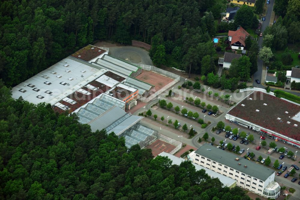 Aerial image Hohen Neuendorf - Site of the shopping center at the former OBI - Hardware at Schoenfliesser street in Hohen Neuendorf in Brandenburg. GVG Project Development Company plans to revitalize the brain area by demolition of disused construction market and the new Spacious a modern local supply and service center