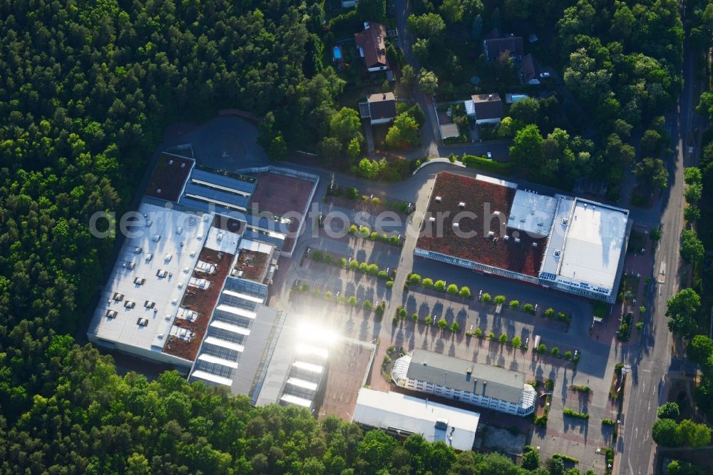 Aerial image Hohen Neuendorf - Site of the shopping center at the former OBI - Hardware at Schoenfliesser street in Hohen Neuendorf in Brandenburg. GVG Project Development Company plans to revitalize the brain area by demolition of disused construction market and the new Spacious a modern local supply and service center