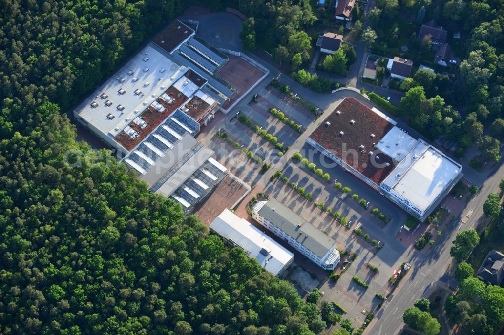 Aerial photograph Hohen Neuendorf - Site of the shopping center at the former OBI - Hardware at Schoenfliesser street in Hohen Neuendorf in Brandenburg. GVG Project Development Company plans to revitalize the brain area by demolition of disused construction market and the new Spacious a modern local supply and service center