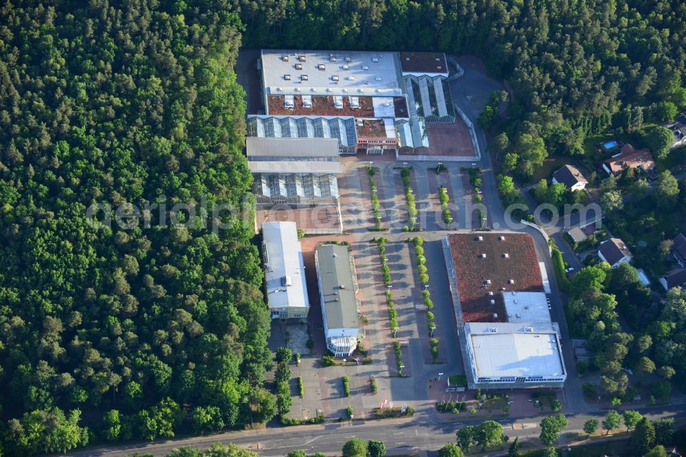 Hohen Neuendorf from above - Site of the shopping center at the former OBI - Hardware at Schoenfliesser street in Hohen Neuendorf in Brandenburg. GVG Project Development Company plans to revitalize the brain area by demolition of disused construction market and the new Spacious a modern local supply and service center