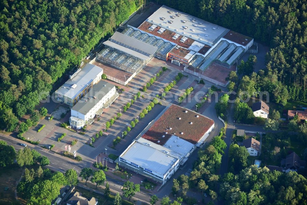 Aerial photograph Hohen Neuendorf - Site of the shopping center at the former OBI - Hardware at Schoenfliesser street in Hohen Neuendorf in Brandenburg. GVG Project Development Company plans to revitalize the brain area by demolition of disused construction market and the new Spacious a modern local supply and service center