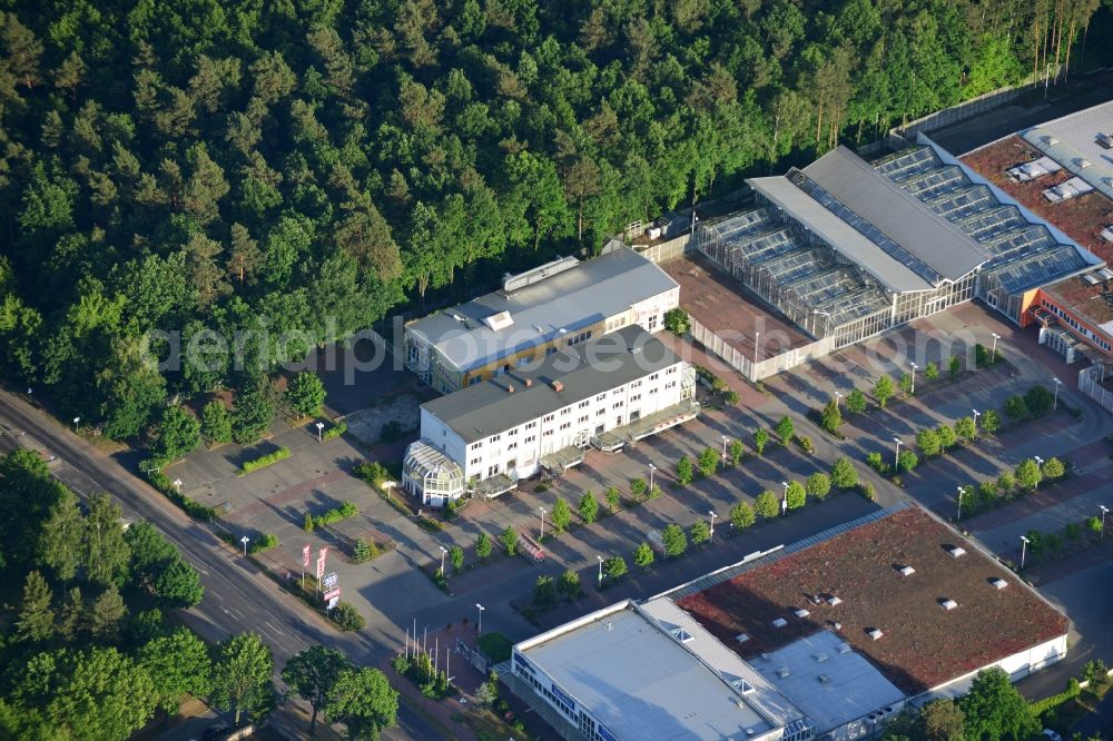 Hohen Neuendorf from above - Site of the shopping center at the former OBI - Hardware at Schoenfliesser street in Hohen Neuendorf in Brandenburg. GVG Project Development Company plans to revitalize the brain area by demolition of disused construction market and the new Spacious a modern local supply and service center