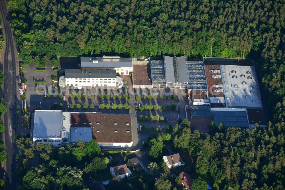 Hohen Neuendorf from the bird's eye view: Site of the shopping center at the former OBI - Hardware at Schoenfliesser street in Hohen Neuendorf in Brandenburg. GVG Project Development Company plans to revitalize the brain area by demolition of disused construction market and the new Spacious a modern local supply and service center