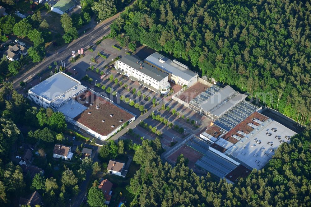 Aerial image Hohen Neuendorf - Site of the shopping center at the former OBI - Hardware at Schoenfliesser street in Hohen Neuendorf in Brandenburg. GVG Project Development Company plans to revitalize the brain area by demolition of disused construction market and the new Spacious a modern local supply and service center