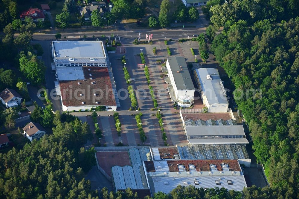 Aerial photograph Hohen Neuendorf - Site of the shopping center at the former OBI - Hardware at Schoenfliesser street in Hohen Neuendorf in Brandenburg. GVG Project Development Company plans to revitalize the brain area by demolition of disused construction market and the new Spacious a modern local supply and service center