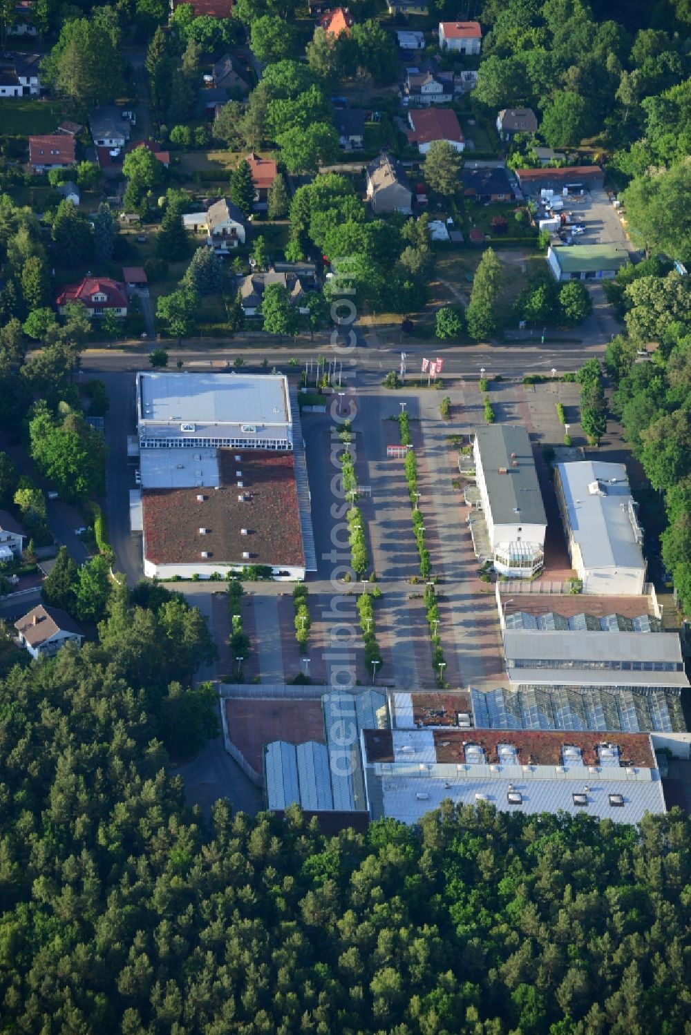 Hohen Neuendorf from above - Site of the shopping center at the former OBI - Hardware at Schoenfliesser street in Hohen Neuendorf in Brandenburg. GVG Project Development Company plans to revitalize the brain area by demolition of disused construction market and the new Spacious a modern local supply and service center