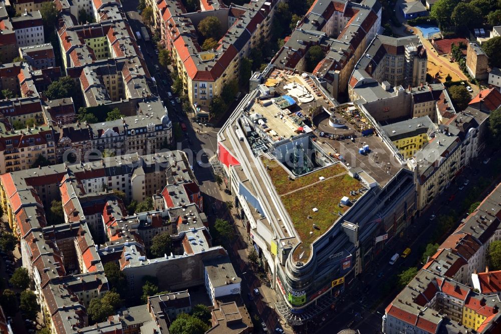 Aerial photograph Berlin Neukölln - Area of the shopping center Neukölln - Arcaden overlooking dwelling houses in the district Neukoelln in Berlin