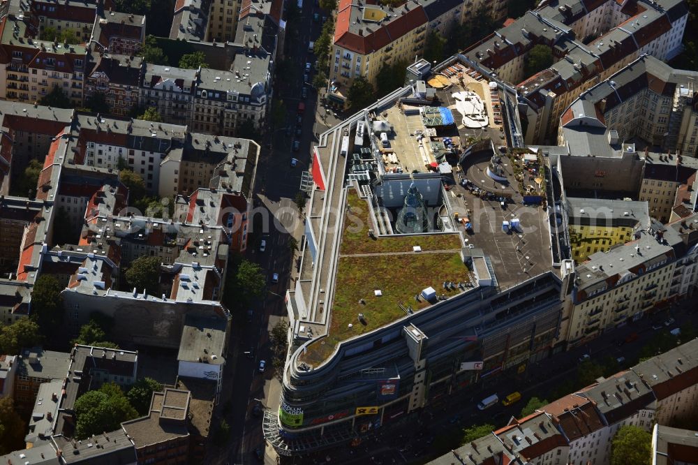 Berlin Neukölln from the bird's eye view: Area of the shopping center Neukölln - Arcaden overlooking dwelling houses in the district Neukoelln in Berlin