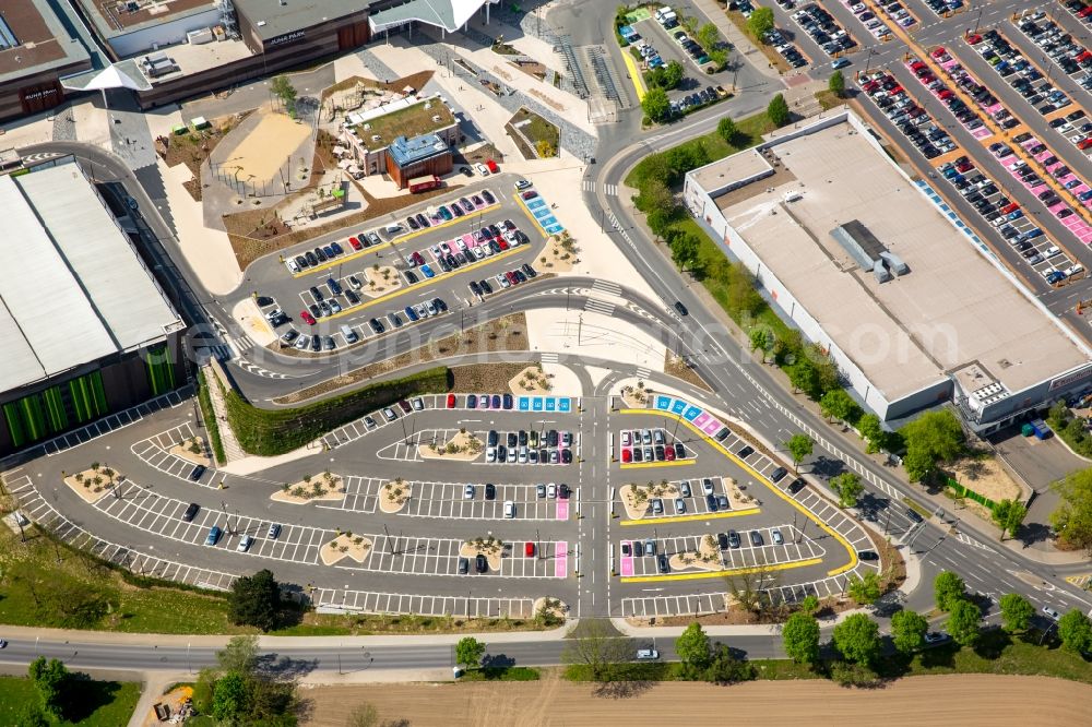 Bochum from the bird's eye view: Premises of RuhrPark shopping mall with parking lots, park deck and restaurant in Bochum in the state of North Rhine-Westphalia