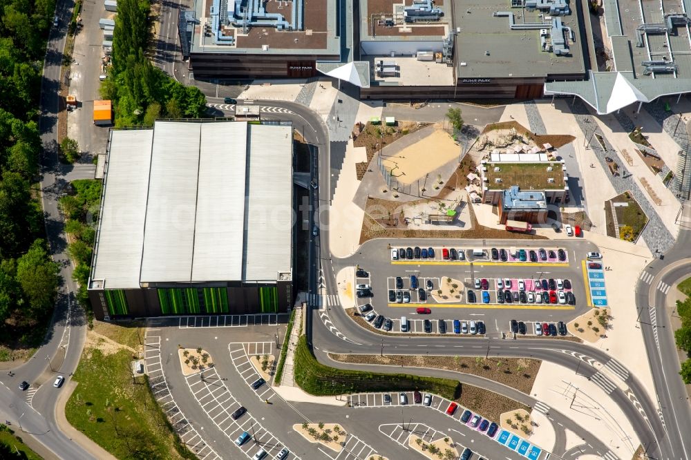 Aerial image Bochum - Premises of RuhrPark shopping mall with parking lots, park deck and restaurant in Bochum in the state of North Rhine-Westphalia