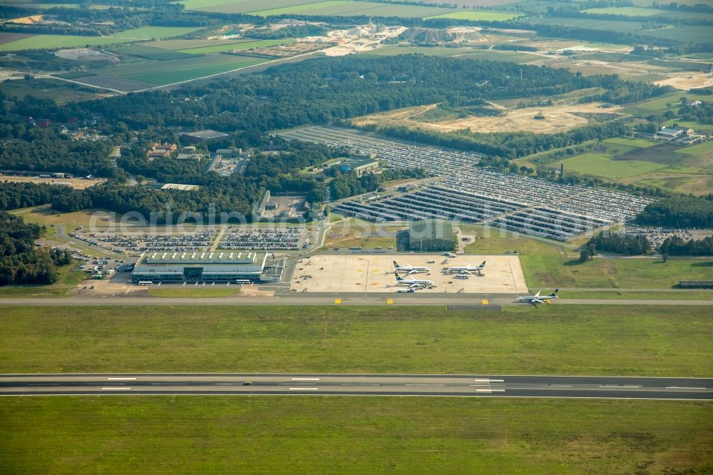 Aerial photograph Weeze - Runway with hangar taxiways and terminals on the grounds of the airport Airport Weeze Flughafen Niederrhein GmbH in Weeze in the state North Rhine-Westphalia, Germany