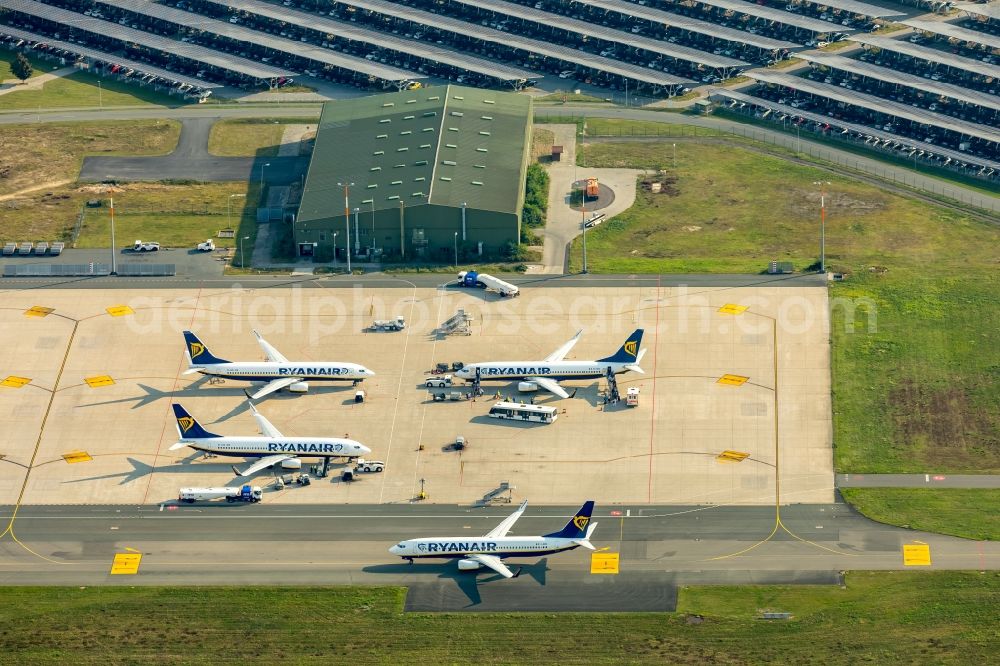 Weeze from above - Runway with hangar taxiways and terminals on the grounds of the airport Airport Weeze Flughafen Niederrhein GmbH in Weeze in the state North Rhine-Westphalia, Germany