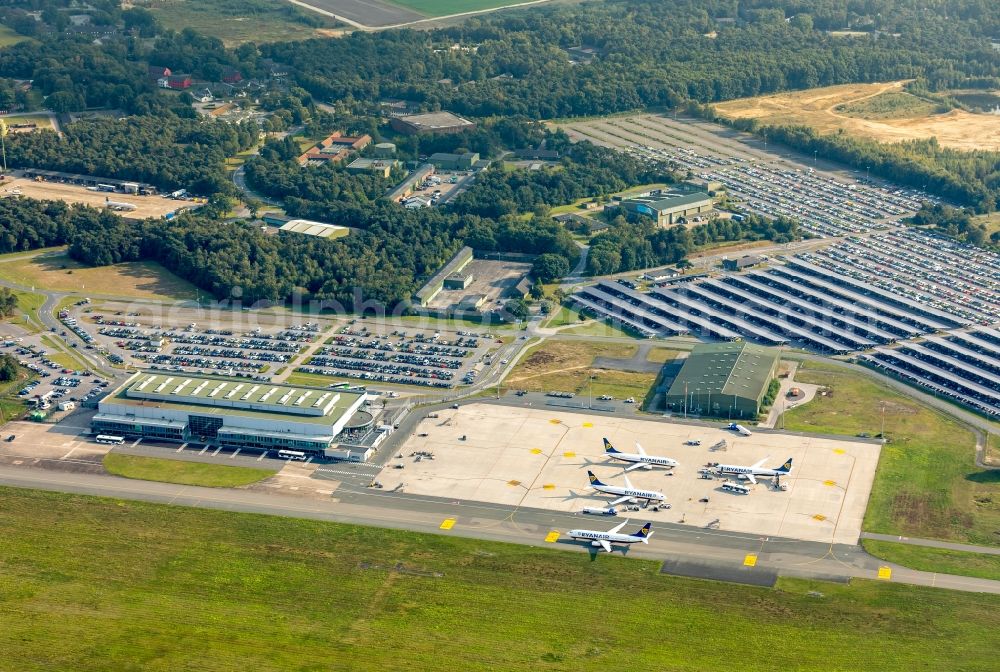 Weeze from the bird's eye view: Runway with hangar taxiways and terminals on the grounds of the airport Airport Weeze Flughafen Niederrhein GmbH in Weeze in the state North Rhine-Westphalia, Germany