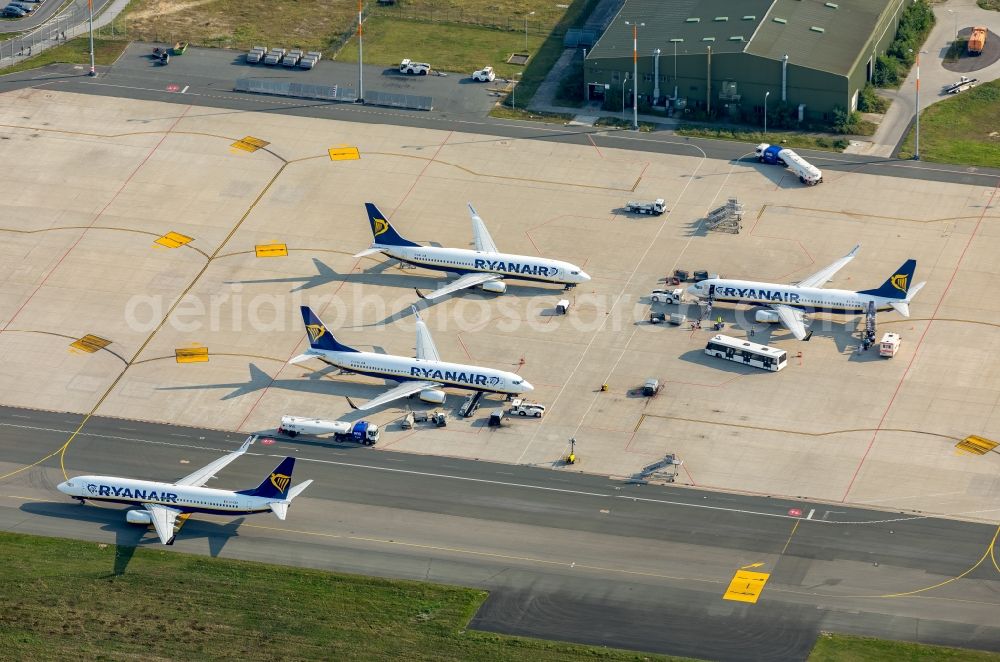 Aerial image Weeze - Runway with hangar taxiways and terminals on the grounds of the airport Airport Weeze Flughafen Niederrhein GmbH in Weeze in the state North Rhine-Westphalia, Germany