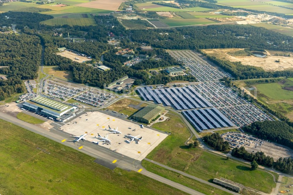 Aerial photograph Weeze - Runway with hangar taxiways and terminals on the grounds of the airport Airport Weeze Flughafen Niederrhein GmbH in Weeze in the state North Rhine-Westphalia, Germany