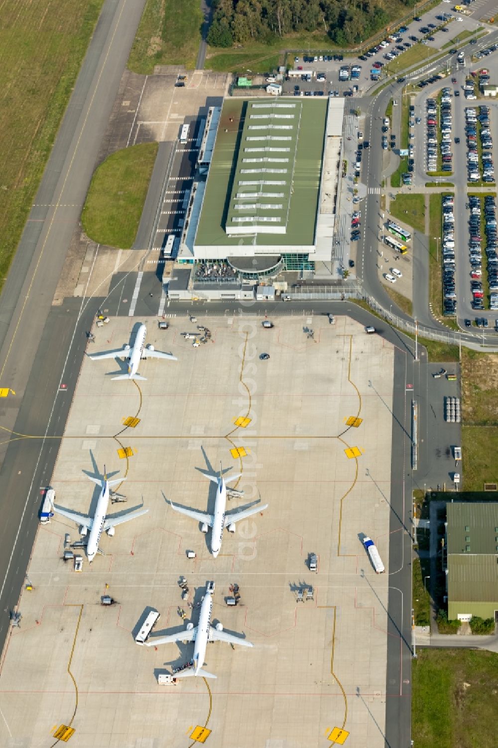 Weeze from above - Runway with hangar taxiways and terminals on the grounds of the airport Airport Weeze Flughafen Niederrhein GmbH in Weeze in the state North Rhine-Westphalia, Germany