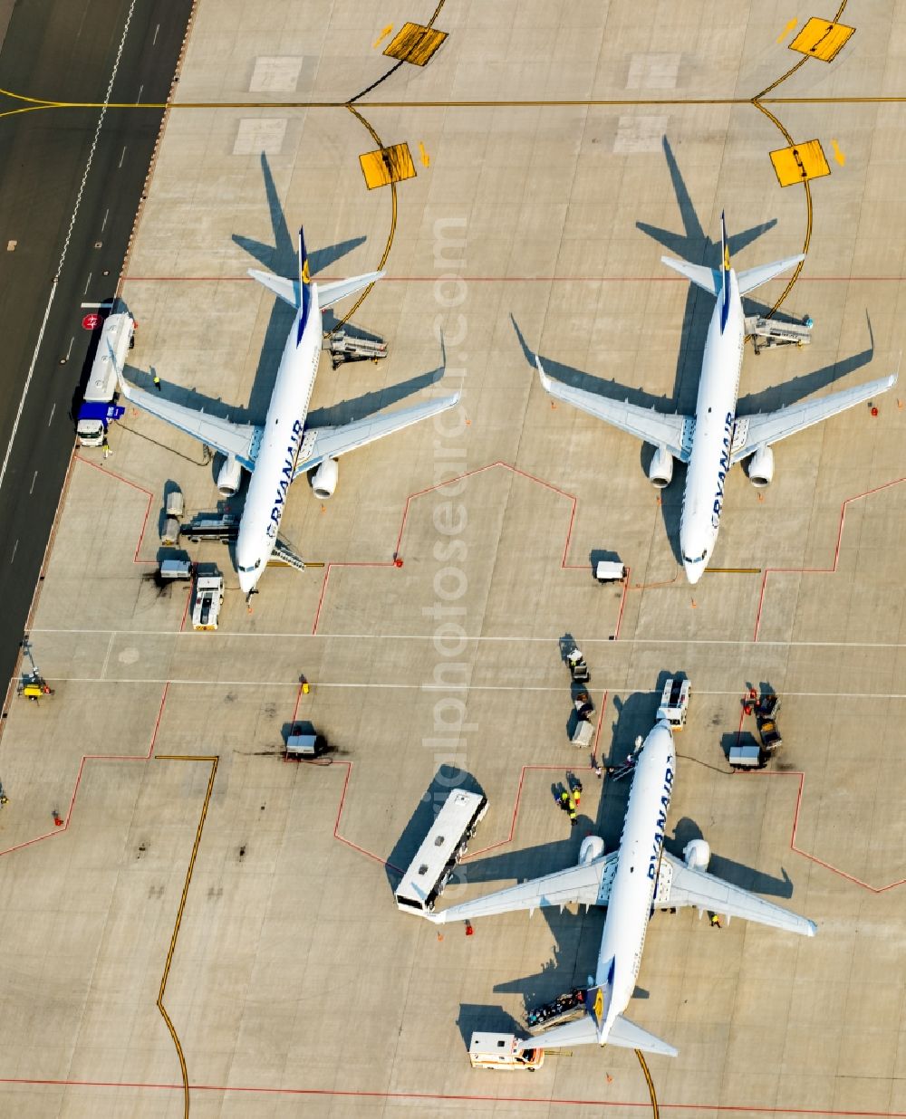 Weeze from the bird's eye view: Runway with hangar taxiways and terminals on the grounds of the airport Airport Weeze Flughafen Niederrhein GmbH in Weeze in the state North Rhine-Westphalia, Germany