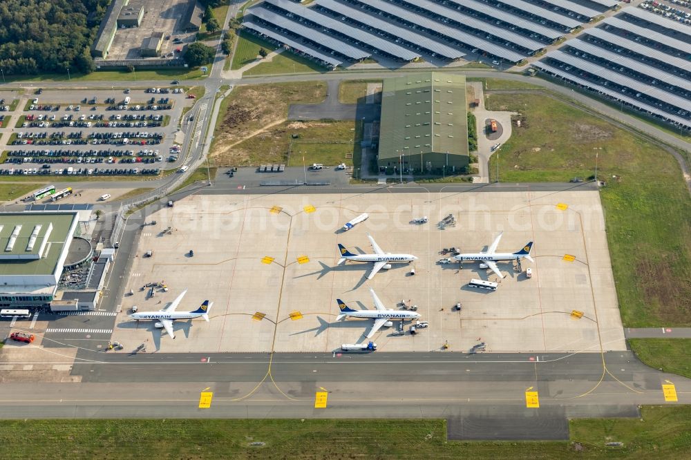 Aerial image Weeze - Runway with hangar taxiways and terminals on the grounds of the airport Airport Weeze Flughafen Niederrhein GmbH in Weeze in the state North Rhine-Westphalia, Germany