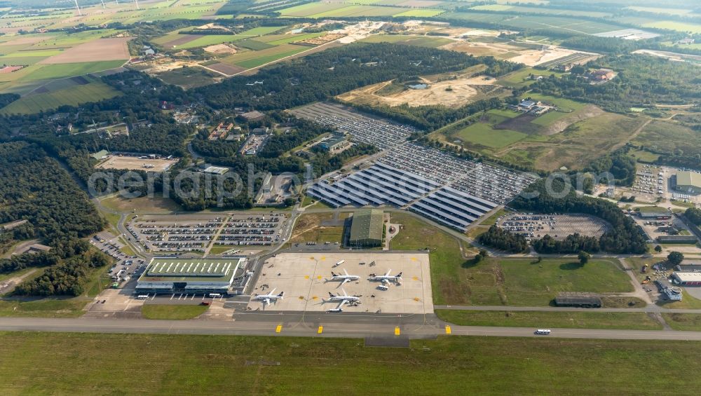 Aerial photograph Weeze - Runway with hangar taxiways and terminals on the grounds of the airport Airport Weeze Flughafen Niederrhein GmbH in Weeze in the state North Rhine-Westphalia, Germany