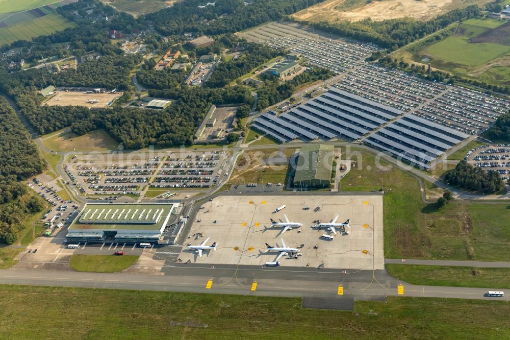 Weeze from the bird's eye view: Runway with hangar taxiways and terminals on the grounds of the airport Airport Weeze Flughafen Niederrhein GmbH in Weeze in the state North Rhine-Westphalia, Germany