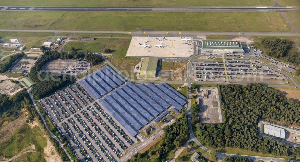 Aerial photograph Weeze - Runway with hangar taxiways and terminals on the grounds of the airport Airport Weeze Flughafen Niederrhein GmbH in Weeze in the state North Rhine-Westphalia, Germany