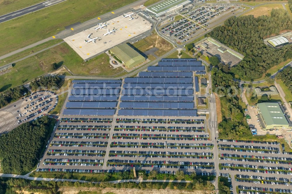 Weeze from the bird's eye view: Runway with hangar taxiways and terminals on the grounds of the airport Airport Weeze Flughafen Niederrhein GmbH in Weeze in the state North Rhine-Westphalia, Germany