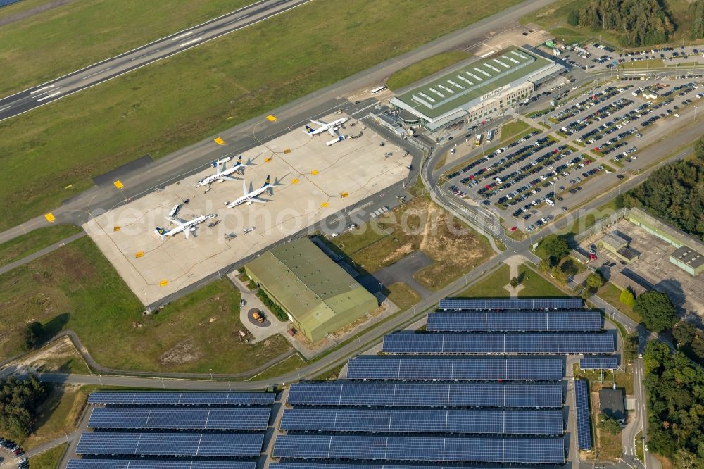 Aerial image Weeze - Runway with hangar taxiways and terminals on the grounds of the airport Airport Weeze Flughafen Niederrhein GmbH in Weeze in the state North Rhine-Westphalia, Germany