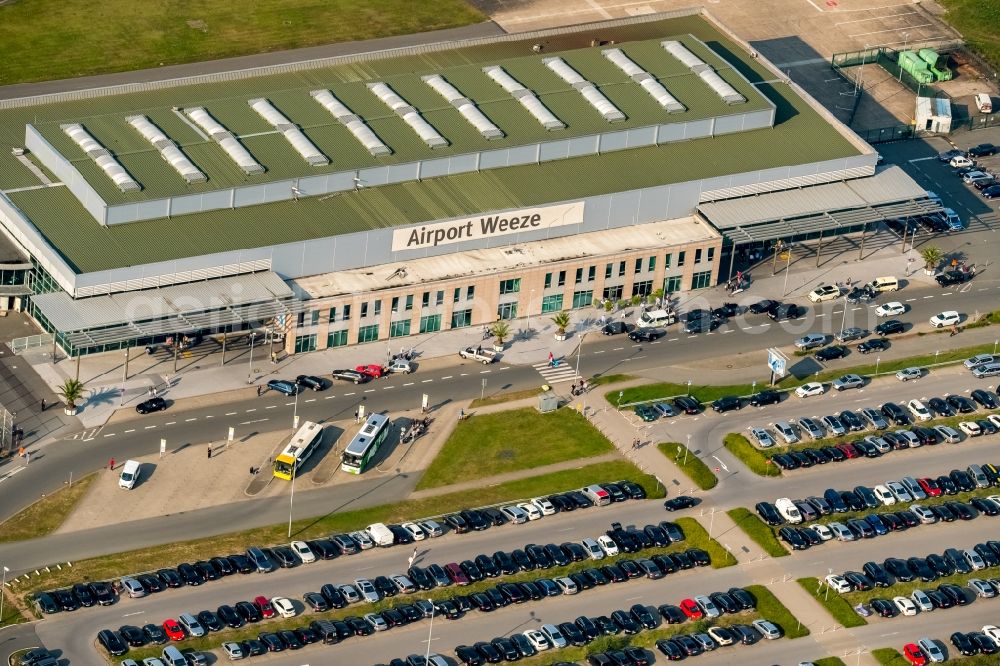 Aerial photograph Weeze - Runway with hangar taxiways and terminals on the grounds of the airport Airport Weeze Flughafen Niederrhein GmbH in Weeze in the state North Rhine-Westphalia, Germany