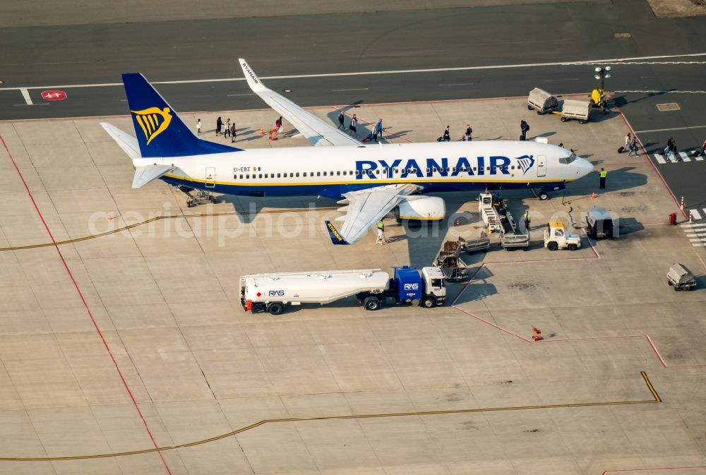 Weeze from the bird's eye view: Runway with hangar taxiways and terminals on the grounds of the airport Airport Weeze Flughafen Niederrhein GmbH in Weeze in the state North Rhine-Westphalia, Germany