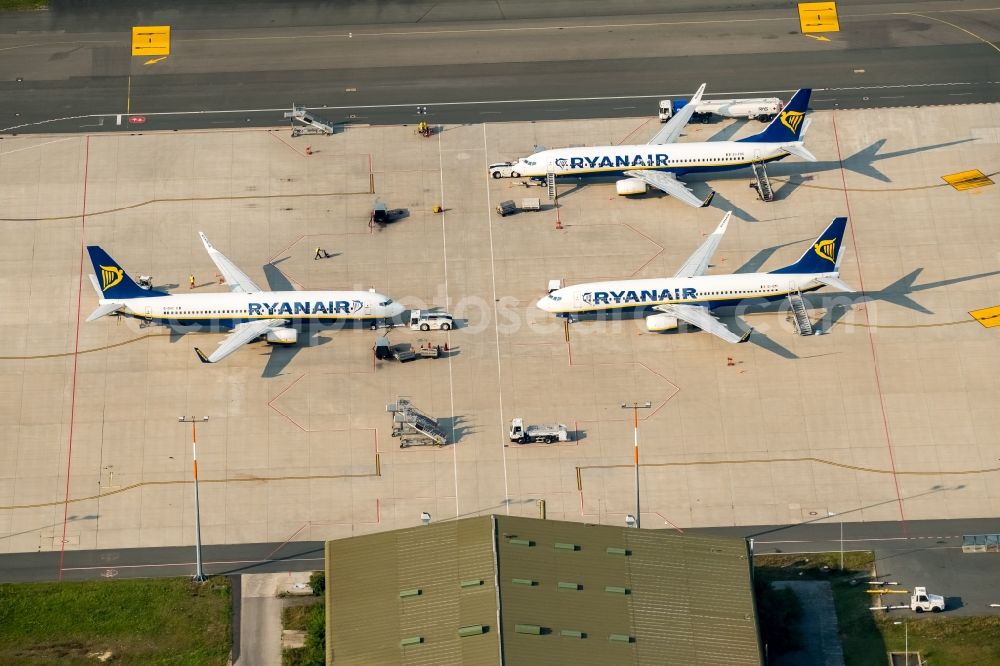 Aerial image Weeze - Runway with hangar taxiways and terminals on the grounds of the airport Airport Weeze Flughafen Niederrhein GmbH in Weeze in the state North Rhine-Westphalia, Germany