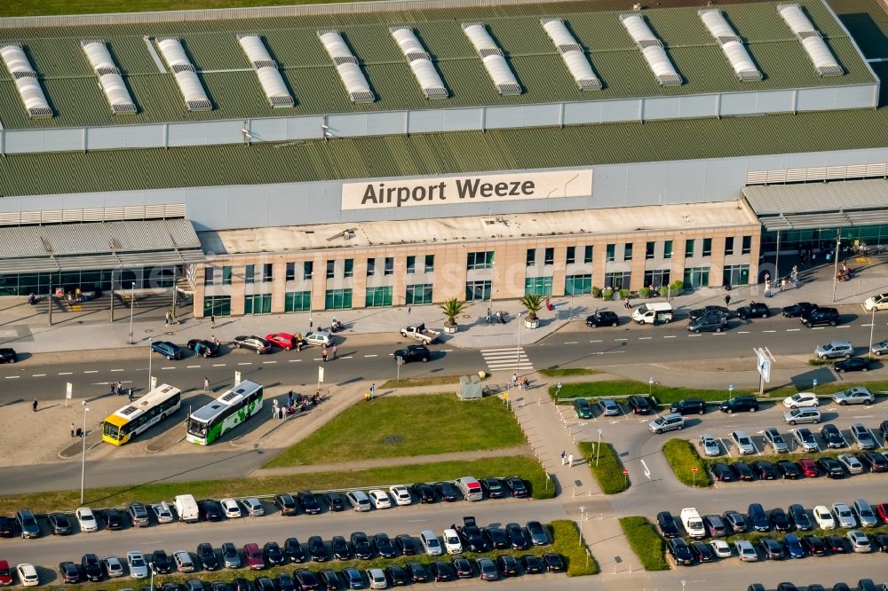 Aerial photograph Weeze - Runway with hangar taxiways and terminals on the grounds of the airport Airport Weeze Flughafen Niederrhein GmbH in Weeze in the state North Rhine-Westphalia, Germany