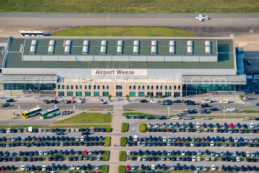 Weeze from the bird's eye view: Runway with hangar taxiways and terminals on the grounds of the airport Airport Weeze Flughafen Niederrhein GmbH in Weeze in the state North Rhine-Westphalia, Germany