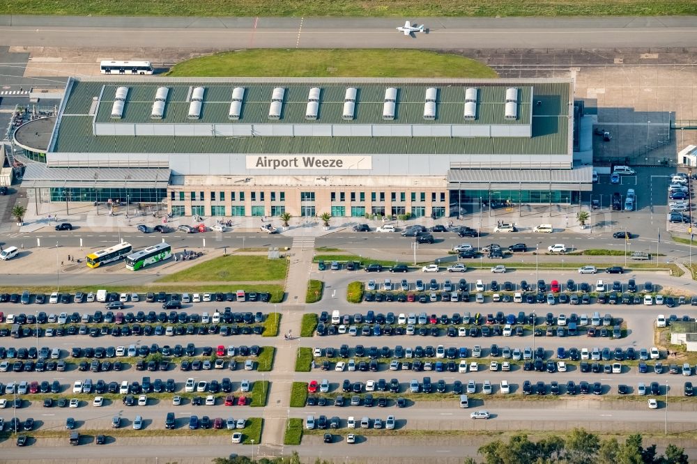 Aerial image Weeze - Runway with hangar taxiways and terminals on the grounds of the airport Airport Weeze Flughafen Niederrhein GmbH in Weeze in the state North Rhine-Westphalia, Germany