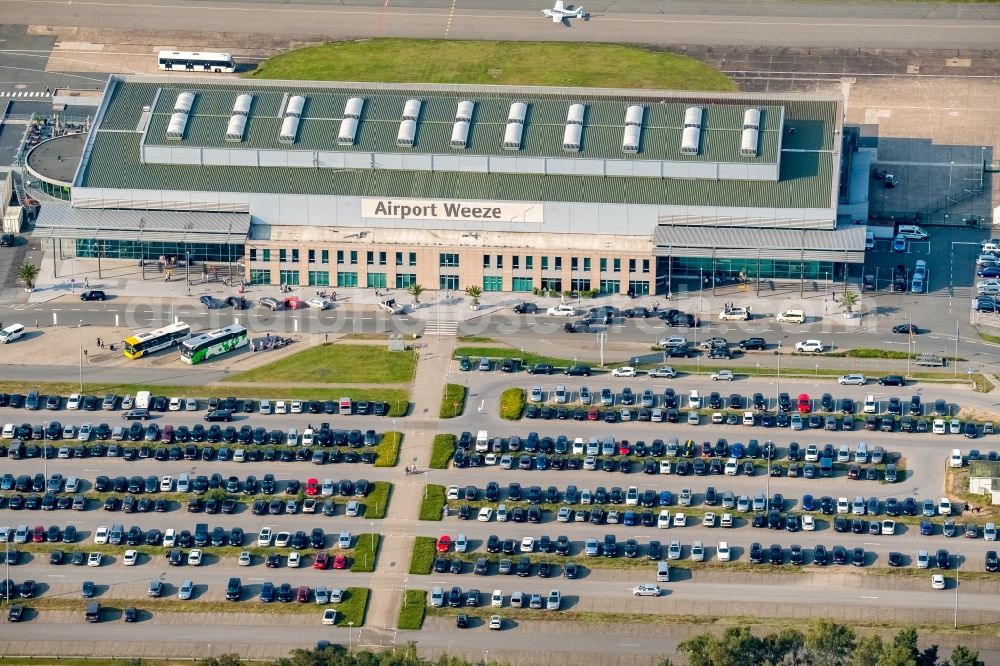 Aerial photograph Weeze - Runway with hangar taxiways and terminals on the grounds of the airport Airport Weeze Flughafen Niederrhein GmbH in Weeze in the state North Rhine-Westphalia, Germany