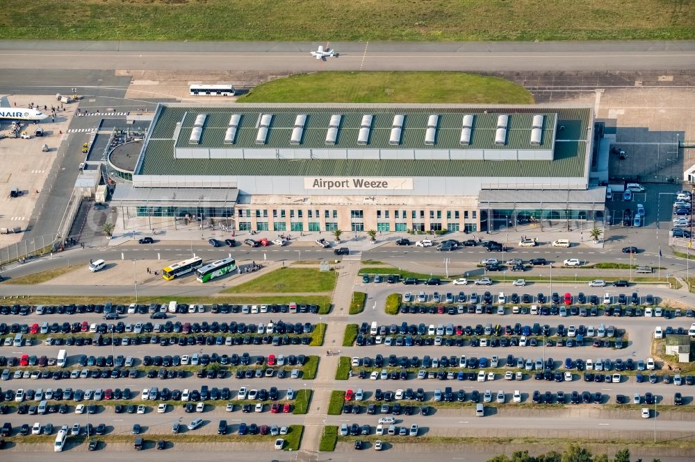 Weeze from above - Runway with hangar taxiways and terminals on the grounds of the airport Airport Weeze Flughafen Niederrhein GmbH in Weeze in the state North Rhine-Westphalia, Germany