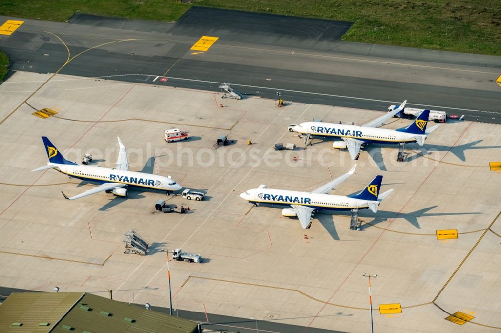 Weeze from the bird's eye view: Runway with hangar taxiways and terminals on the grounds of the airport Airport Weeze Flughafen Niederrhein GmbH in Weeze in the state North Rhine-Westphalia, Germany