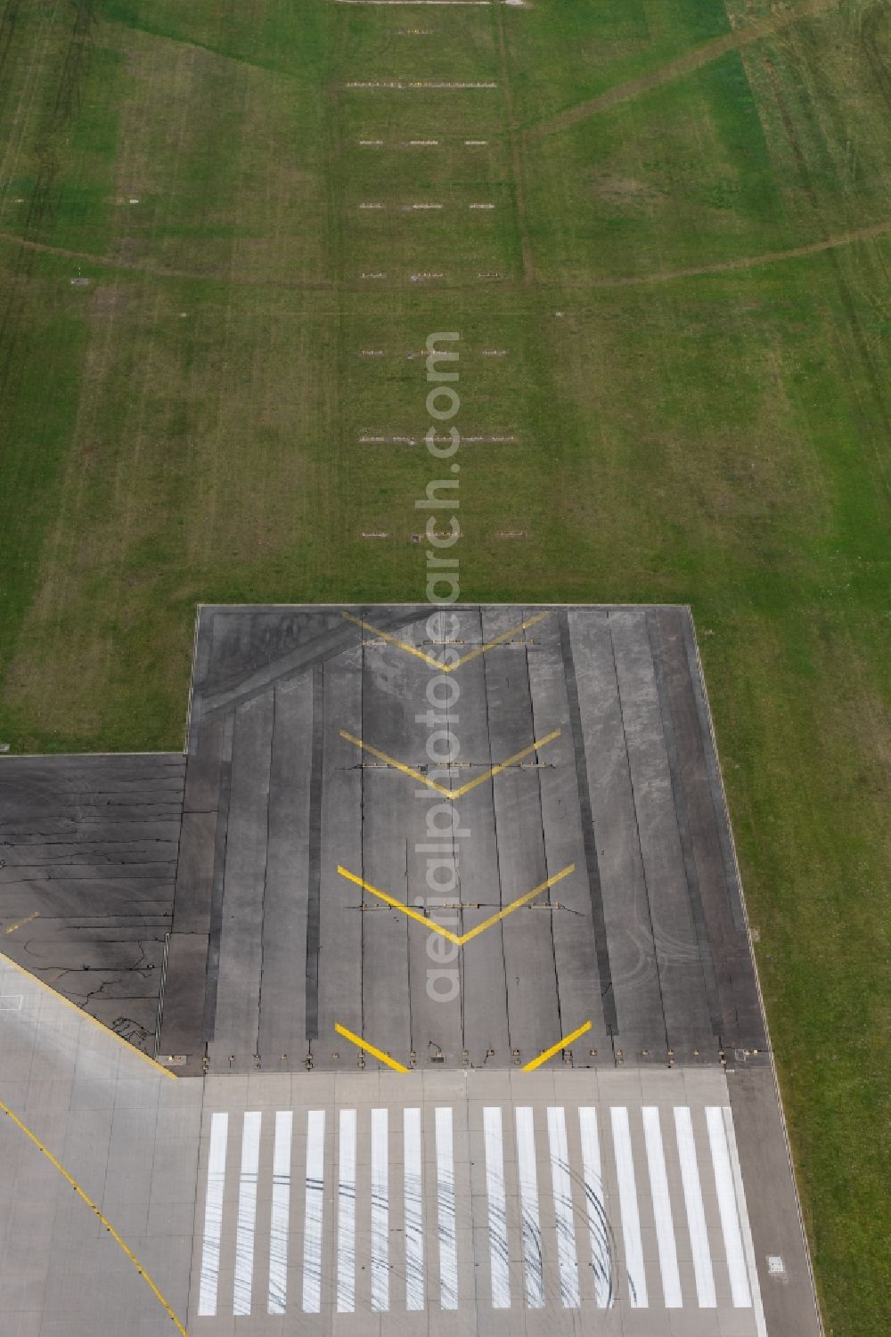 Aerial photograph München - Runway with hangar taxiways and terminals on the grounds of the airport Anfong of Londebahn in Munich in the state Bavaria, Germany