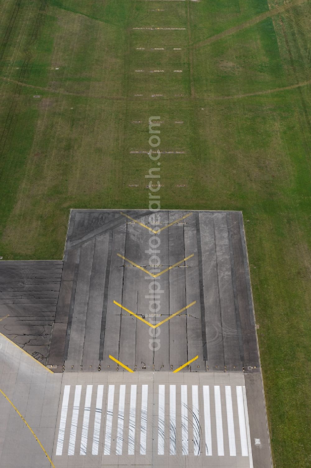 Aerial photograph München - Runway with hangar taxiways and terminals on the grounds of the airport Anfong of Londebahn in Munich in the state Bavaria, Germany