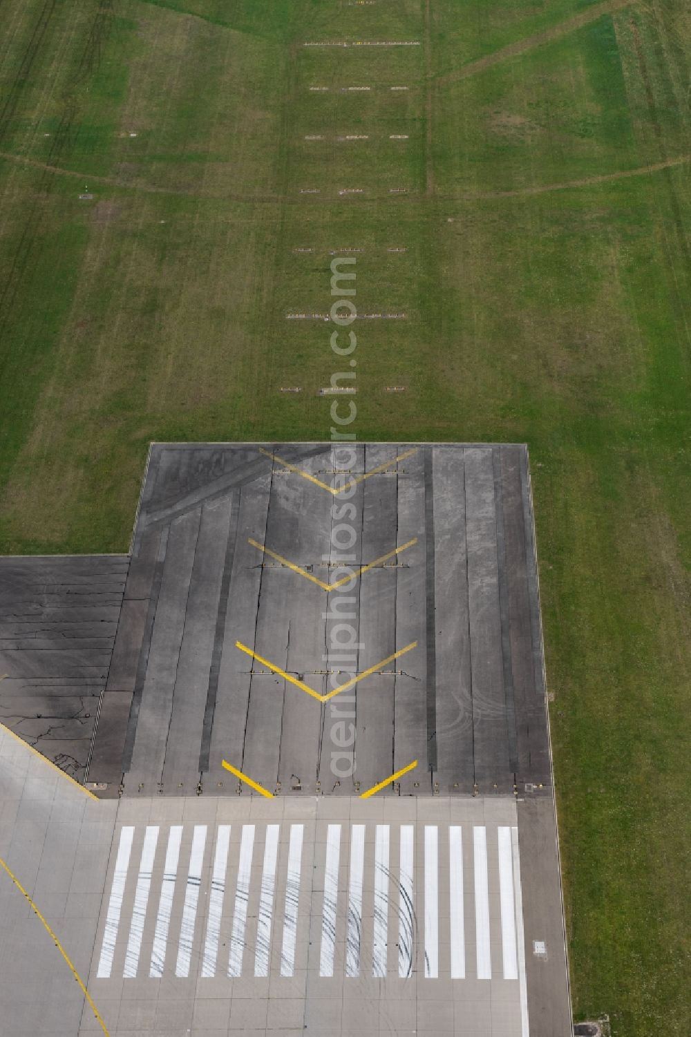 München from above - Runway with hangar taxiways and terminals on the grounds of the airport Anfong of Londebahn in Munich in the state Bavaria, Germany